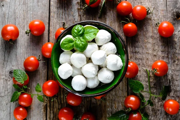 Manjericão, tomate e mussarela para salada caprese, comida italiana e conceito de dieta mediterrânea — Fotografia de Stock