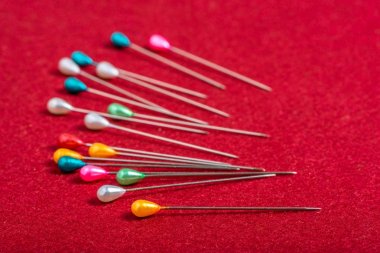 Dikiş tali gereçleri Tekstil arka plan üzerinde renkli dikiş pin-.