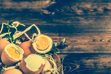 Paskalya yumurtaları rustik ahşap zemin üzerinde sepet