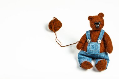 Oyuncak ayı beyaz arka plan üzerinde izole pantolon giymiş hissettim.