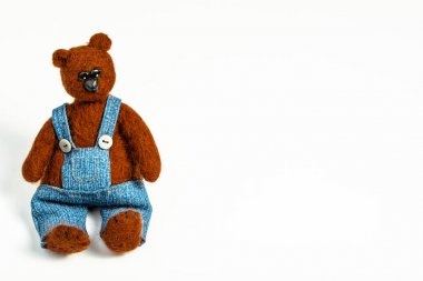 Oyuncak ayı beyaz arka plan üzerinde izole pantolon giymiş hissettim.