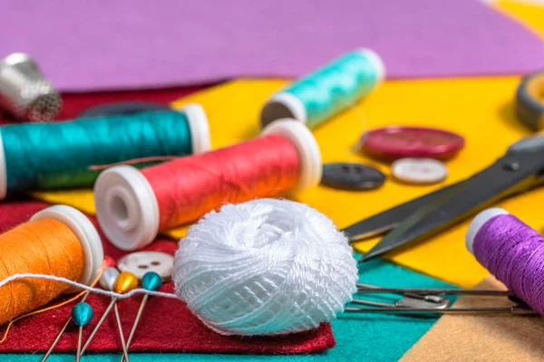 Sewing kit, thread, felt and pins — Stock Photo, Image