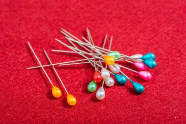 Dikiş tali gereçleri Tekstil arka plan üzerinde renkli dikiş pin-.