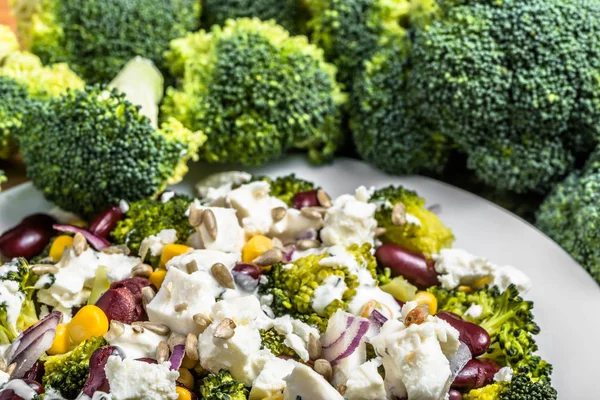 Ensalada de brócoli con verduras y queso feta . —  Fotos de Stock