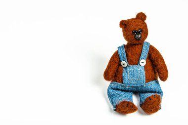 Oyuncak ayı beyaz arka plan üzerinde izole pantolon giymiş hissettim.