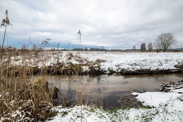 Paisaje de campos junto al río durante los deshielos a principios de primavera o finales de invierno —  Fotos de Stock