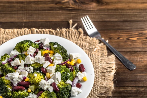 Ensalada de brócoli con verduras y queso feta . —  Fotos de Stock