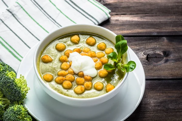 Суп броколі, здорове веганське харчування, концепція приготування — стокове фото