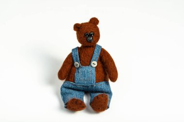 Oyuncak ayı beyaz arka plan üzerinde izole pantolon giymiş hissettim.