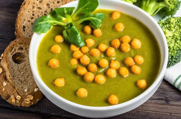 Суп броколі, здорова вегетаріанська страва, концепція приготування — стокове фото
