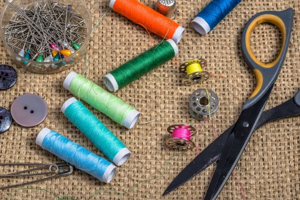 Швейний комплект на текстильному тлі — стокове фото