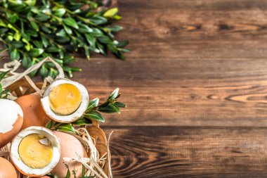 Paskalya yumurta Paskalya sepeti ahşap arka plan üzerinde.