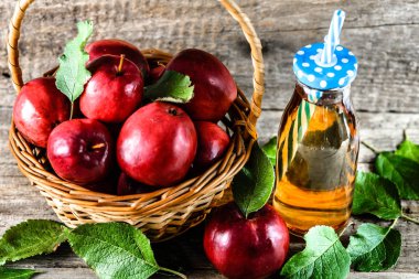 Kırmızı elma suyu masada, vitaminler, organik gıda kavramı ile sağlıklı Detoks içecek