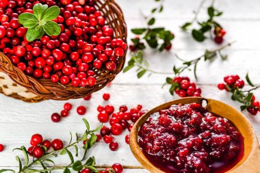 Kırmızı dut reçeli beyaz tablo, doğal organik ürünler - ev yapımı bir kasede korumak için kış