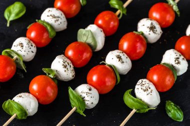 İtalyan gıda - domates, mozzarella ve fesleğen, Akdeniz diyet ve kilo kaybı kavramı caprese salatası
