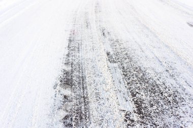 Ülkede yol kış, asfalt kaplı kar lastik izleri, ulaşım kavramı ile