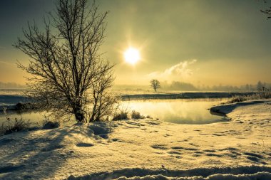 Kış nehir manzarası, sabah güneş yansıması su ile moody sahne