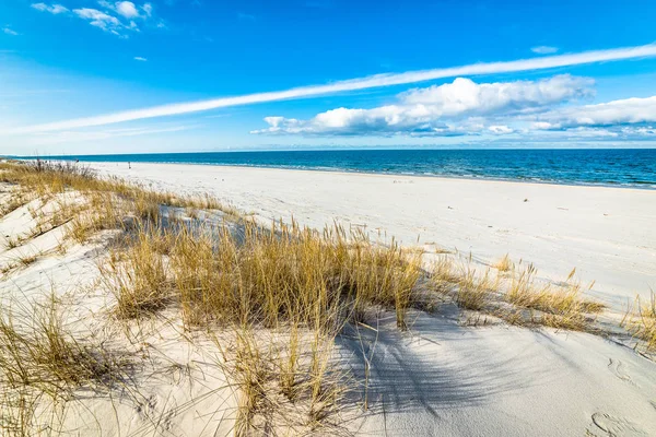 Mar paisagem de praia e céu azul. Duna de areia com grama, Leba, Mar Báltico, Polônia — Fotografia de Stock