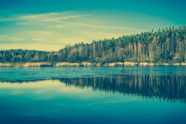 Дикое озеро пейзаж, весенняя оттепель, таяние льда на воде — стоковое фото