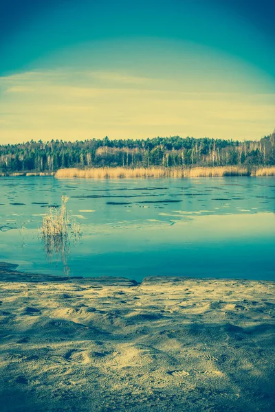 Paisaje salvaje del lago, deshielo primaveral, hielo derretido en el agua —  Fotos de Stock