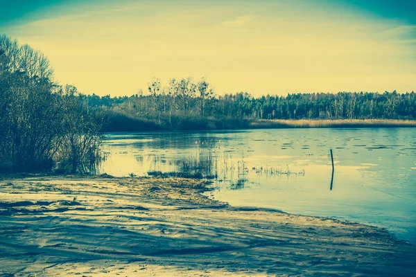 Дикое озеро пейзаж, весенняя оттепель, таяние льда на воде — стоковое фото