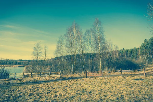 Paysage de l'environnement naturel dans les paysages sauvages sur le lac avec de l'herbe sur le rivage — Photo