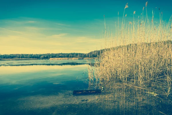 Дикое озеро пейзаж, весенняя оттепель, таяние льда на воде — стоковое фото