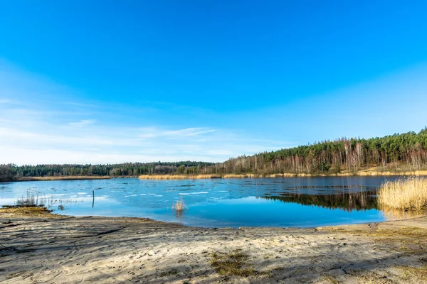 Paisaje salvaje del lago, deshielo primaveral, hielo derretido en el agua — Foto de Stock