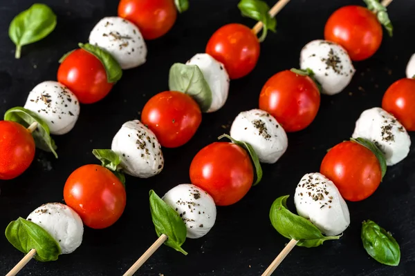 Italian food - caprese salad with tomato, mozzarella and basil, mediterranean diet and weight loss concept — Stock Photo, Image