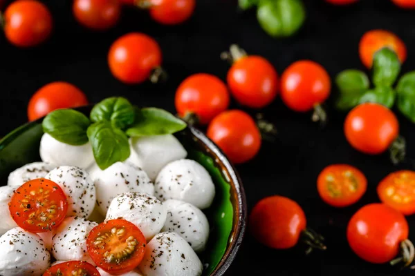 Manjericão fresco, tomates e bolas de mussarela para salada caprese, comida italiana e conceito de dieta vegetariana saudável — Fotografia de Stock