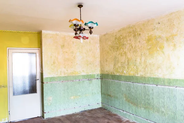 Retro casa renovação, paredes interiores com tinta suja — Fotografia de Stock