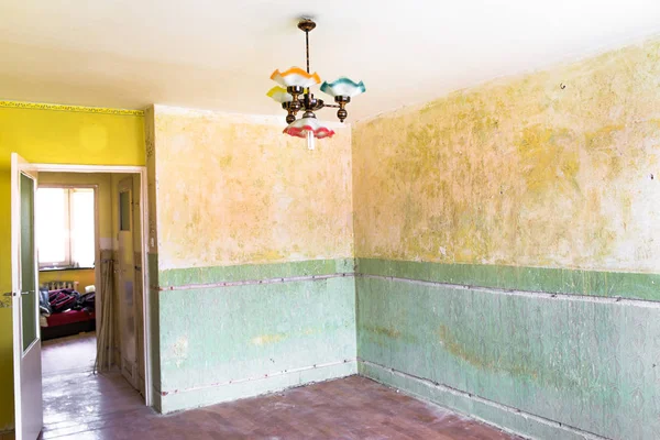 Ρετρό ανακαίνιση στο σπίτι, εσωτερικοί τοίχοι με βρώμικου βαφή — Φωτογραφία Αρχείου