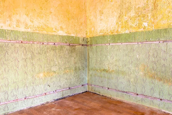 Schmutzige Wand vor Renovierung im Zimmer — Stockfoto
