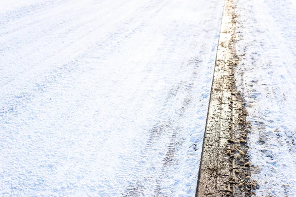 Fundo com neve na estrada no inverno e passarela, textura — Fotografia de Stock
