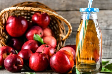 Kırmızı elma suyu masada, vitaminler, organik gıda kavramı ile sağlıklı Detoks içecek