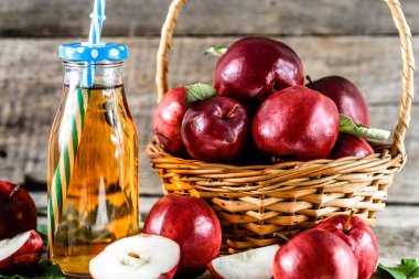 Kırmızı elma suyu masada, vitaminler, organik gıda kavramı ile sağlıklı Detoks içecek