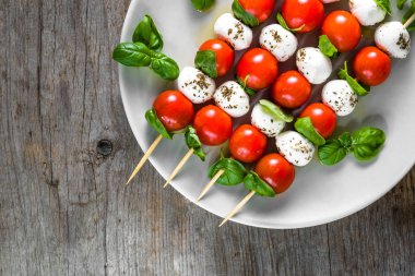 Caprese salatası - mozzarella fesleğen ve domates şişleri, İtalyan gıda ve sağlıklı vejetaryen diyet kavramı