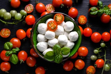 İtalyan yemeği arka plan. Mozzarella peyniri, domates ve fesleğen koyu slate, ek yükü üzerinde