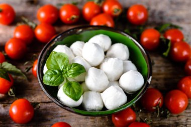 Kiraz domates, mozzarella ve caprese salatası, İtalyan gıda kavramı için fesleğen