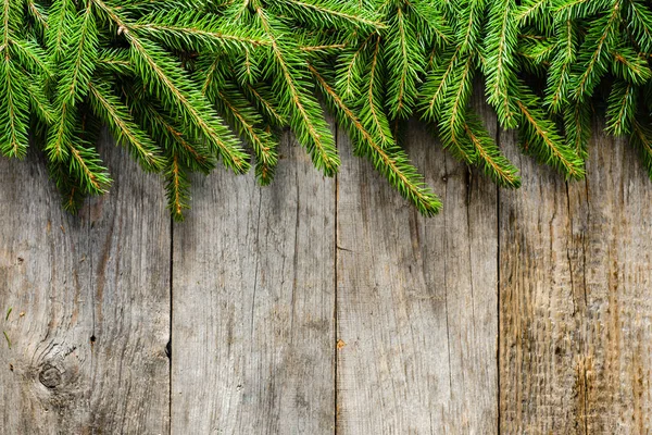 Πράσινο χριστουγεννιάτικο έλατο δέντρο φόντο, κλαδιά πάνω σε ξύλινες σανίδες, αντίγραφο χώρου — Φωτογραφία Αρχείου