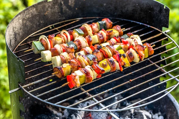 Verdure piccanti e spiedini di carne alla griglia sul barbecue, grigliate all'aperto in estate — Foto Stock