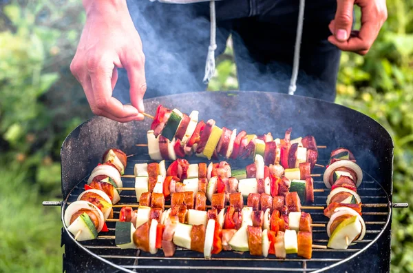 Cuire griller les brochettes de viande et de légumes, barbecue sur l'herbe — Photo