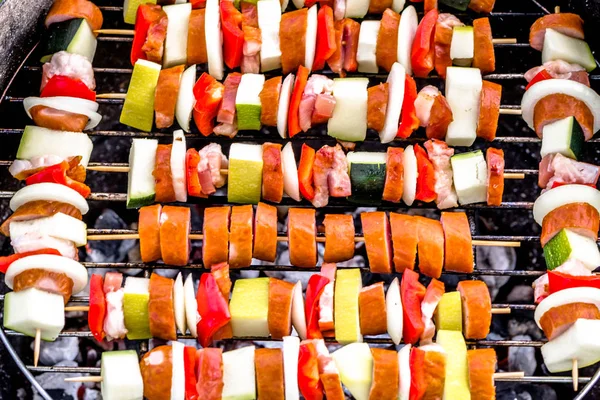 Grilování jídlo na grilu, špejle s masem a zeleninou, venkovní grilování, mřížky s barevnými šašlík, detail — Stock fotografie