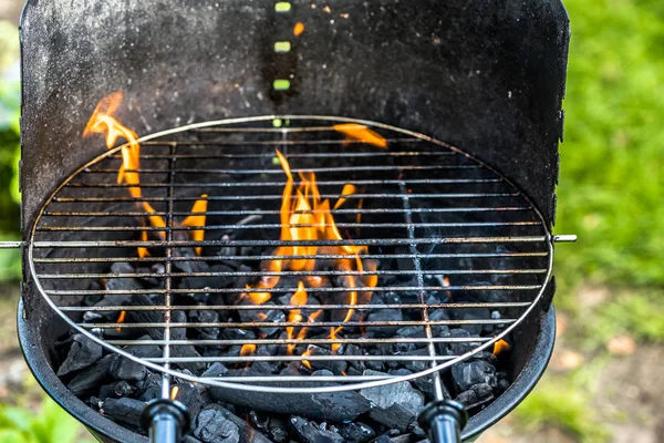 Grill ogrodowy z ogień, węgiel drzewny i siatki do grillowania, lato piknik w na zewnątrz natura — Zdjęcie stockowe