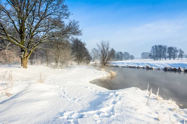 Río en invierno paisaje, nieve y cielo azul —  Fotos de Stock