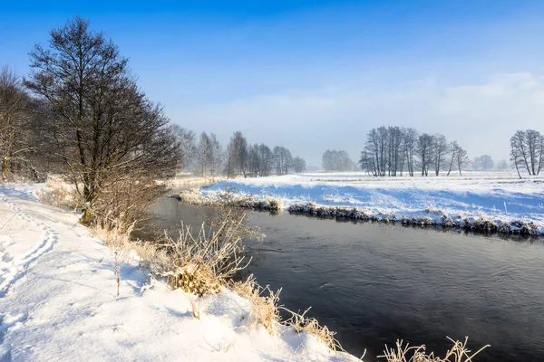 Rzeki w zimowy krajobraz, śnieg i niebieski niebo — Zdjęcie stockowe