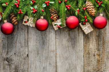 Rustik Noel arka plan dekorasyon ve ahşap masa kırmızı süsler ile