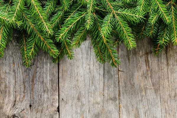 Ramas de abeto, fondo navideño, tableros rústicos de madera con espacio para copiar —  Fotos de Stock