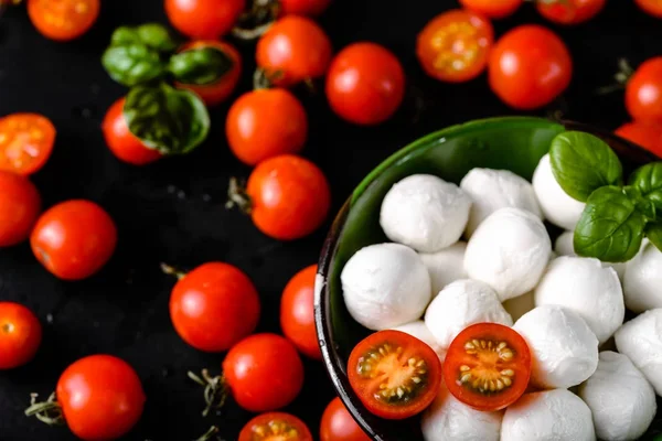 Tomates cereja e bolas de mussarela para salada caprese, fundo de comida italiana — Fotografia de Stock