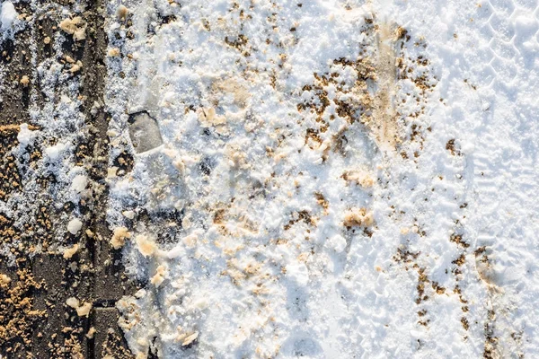 Таяние снега на тротуаре зимой, текстура — стоковое фото